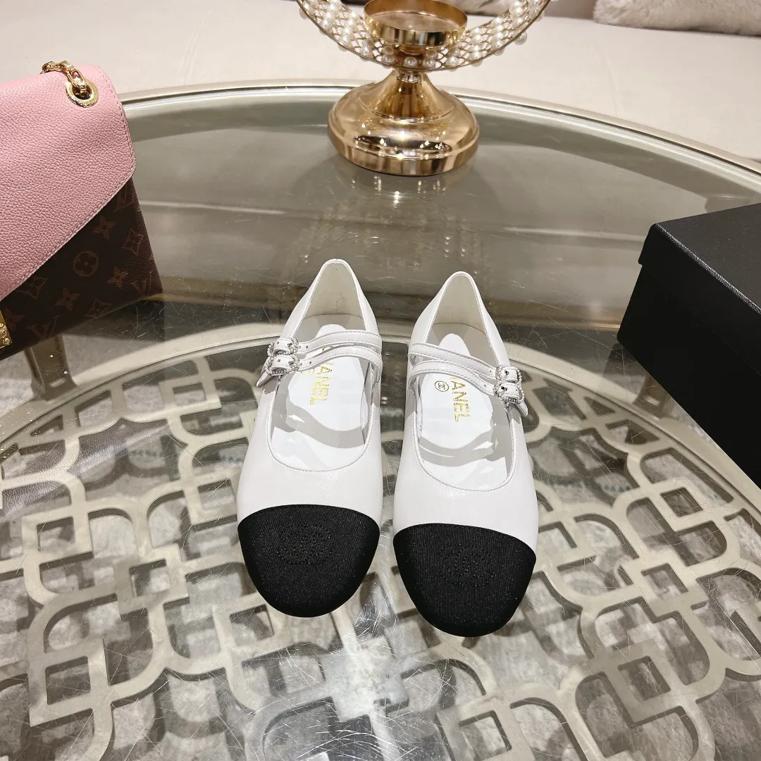 👟👟Ex-factory price 520👟👟 𝐂𝐇𝐀𝐍𝐄𝐋 | Xiaoxiang 2025 Mary Jane single shoe Macaron series ❤️ 2025 spring and summer new product Xiaoxiang Mary Jane single shoe series is new〰 🍬 A must-have in the fashion circle, the combination will interpret the meticulous, minimalist and classic elements that will never fade away 💋Show unique dressing style and it’s too beautiful to say anything. A must-have for summer... Upper: Sheepskin Lining: Sheepskin Outsole: Genuine leather sole Shoe size: 35-41 (40, 41 customization is non-refundable) Heel height: 1.5cm/6cm